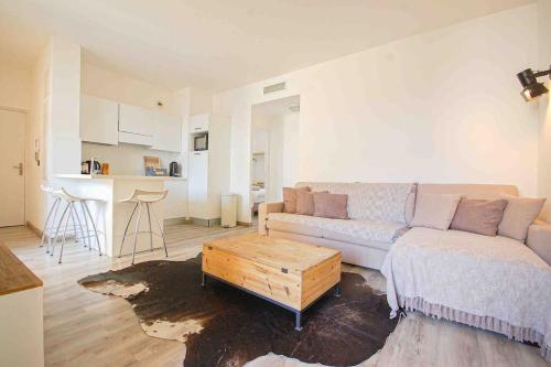 un salon avec un canapé et une table basse dans l'établissement keep in touch 2 CHAMBRES AVEC TERRASSE ET GARAGE, à Cannes