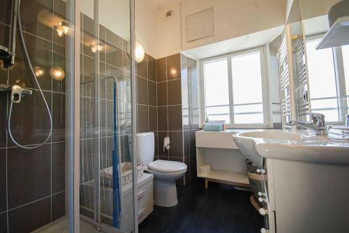 une salle de bain avec toilettes, lavabo et douche dans l'établissement keep in touch 2 CHAMBRES AVEC TERRASSE ET GARAGE, à Cannes