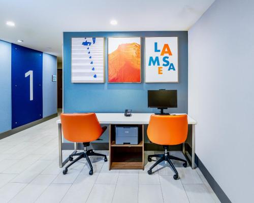 Televisyen dan/atau pusat hiburan di Holiday Inn Express La Mesa Near SDSU by IHG