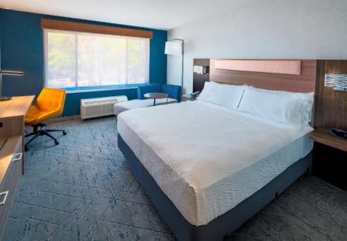 Katil atau katil-katil dalam bilik di Holiday Inn Express La Mesa Near SDSU by IHG
