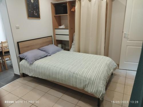 - une petite chambre avec un lit et un placard dans l'établissement GITE RÉNOVÉ CALANQUES LA VESSE, à Le Rove