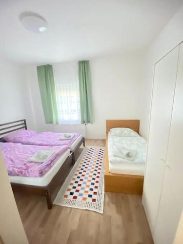 1 dormitorio con 2 camas y suelo a cuadros en Family-friendly House in Vienna's Suburbs!, en Guntramsdorf