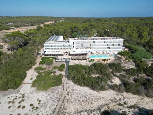 una vista aérea de un hotel en la playa en Hotel Cala Saona & Spa en Cala Saona