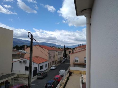 - une vue sur une ville avec des voitures garées dans une rue dans l'établissement Appartement 3 pièces, au Boulou