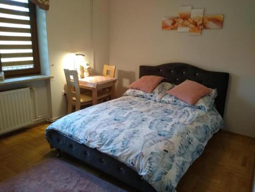 een slaapkamer met een bed en een tafel en een tafel bij Apartament nad zalewem przy plaży in Jedlnia-Letnisko