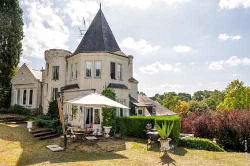 Κήπος έξω από το Chambres d'Hôtes Manoir de Montecler