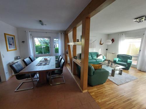 sala de estar con mesa y sofá verde en Haus auf der Schwäbischen Alb, en Grabenstetten