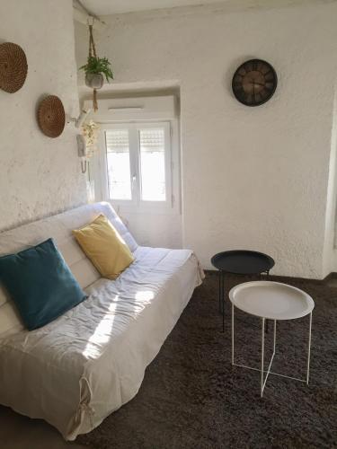 un salon avec un canapé et une table dans l'établissement Appartement Emil centre ville, à Carpentras