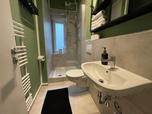 エッセンにあるCentral•Balcony•Messe•Uniklinik perfect for 2のバスルーム(洗面台、トイレ、シャワー付)