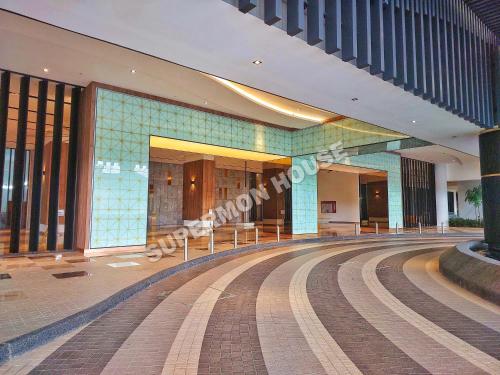 eine Lobby eines Gebäudes mit Gehweg in der Unterkunft Aster Residence, Cheras Luxury Family Suite 3R 3B - Direct MRT Link in Kuala Lumpur