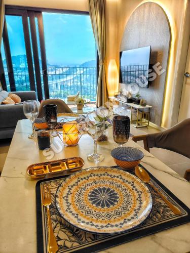 einem Tisch mit einer Platte auf einem Tisch in der Unterkunft Aster Residence, Cheras Luxury Family Suite 3R 3B - Direct MRT Link in Kuala Lumpur