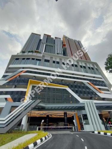 ein hohes Gebäude mit einer Straße davor in der Unterkunft Aster Residence, Cheras Luxury Family Suite 3R 3B - Direct MRT Link in Kuala Lumpur