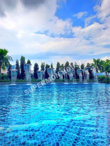 einen Pool mit blauem Wasser in einem Resort in der Unterkunft Aster Residence, Cheras Luxury Family Suite 3R 3B - Direct MRT Link in Kuala Lumpur