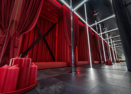 Habitación roja con sillas rojas y cortinas rojas en Eclipse Red Room, en Bielsko-Biala