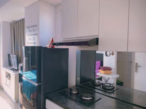 Nhà bếp/bếp nhỏ tại Apartemen Poris 88 by Benchmark