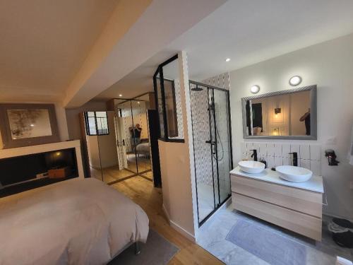 - une chambre avec un lit, deux lavabos et un miroir dans l'établissement Superbe 100 M2, 4 chambres, à Sainte-Foy-lès-Lyon