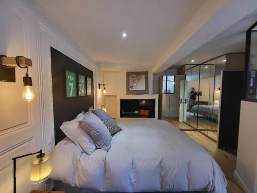 ein Schlafzimmer mit einem weißen Bett und ein Wohnzimmer in der Unterkunft Superbe 100 M2, 4 chambres in Sainte-Foy-lès-Lyon