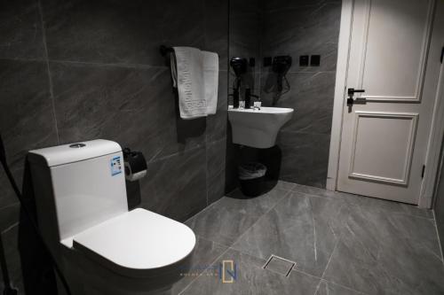a bathroom with a toilet and a sink at فندق جولدن نيو الصفا - Golden New Al Safa Hotel in Jeddah