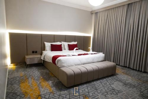 a bedroom with a large bed and a large window at فندق جولدن نيو الصفا - Golden New Al Safa Hotel in Jeddah