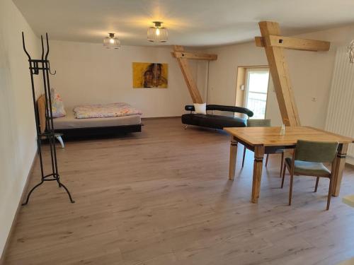 sala de estar con mesa y sofá en Design-Studio am Salerhof, en Bad Wurzach