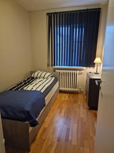 1 dormitorio con cama y ventana grande en Sól - S12 guesthouse, en Keflavík