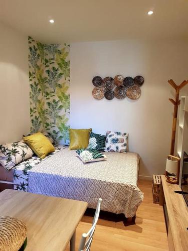 - une chambre avec un lit et une table dans l'établissement Rêve de coco, le port à pied, à Sanary-sur-Mer