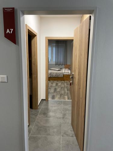 Cama o camas de una habitación en Apartmány Andělská