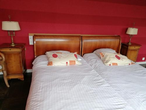 2 nebeneinander sitzende Betten in einem Schlafzimmer in der Unterkunft Les Résidences du Moulin in Téteghem