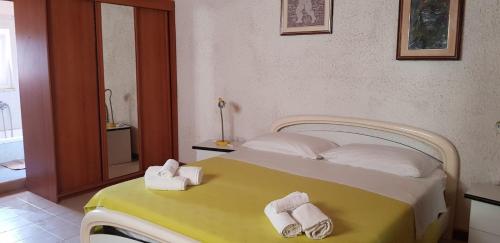 a bedroom with a bed with towels on it at La Caletta di Afrodite in Calabernardo