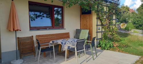 einen Tisch und Stühle vor einem Haus in der Unterkunft Ferienwohnung Haus Hollerbusch in Zwiesel