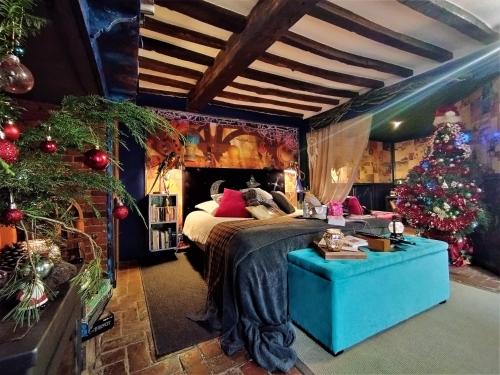 ein Schlafzimmer mit einem Bett und einem Weihnachtsbaum in der Unterkunft Au2 Maison d'Hôtes - Guest House Au2 in Muidorge