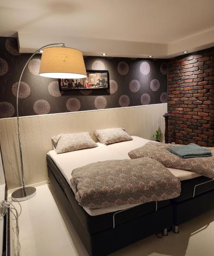 1 dormitorio con 2 camas y lámpara en Aparthouse OSLO, en Oslo