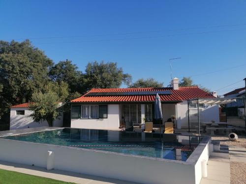een villa met een zwembad en een huis bij Casas de Marvão - Quinta da Bela Vista in Marvão