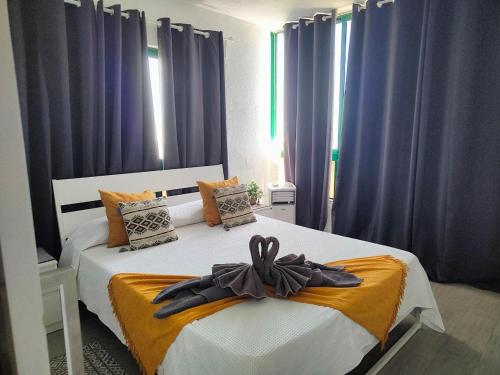 Postel nebo postele na pokoji v ubytování Ailana Suite Vistas al Mar y con Piscina