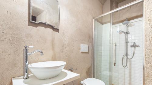 a bathroom with a toilet and a sink and a shower at PALAZZO POZZO BONELLI 14, Emma Villas in Ottiglio