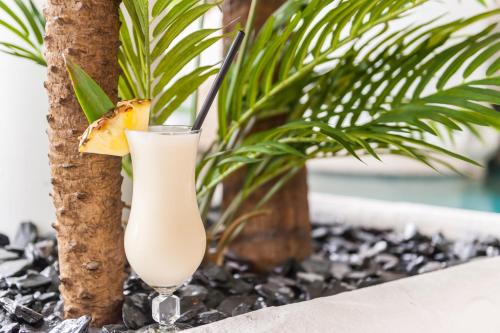 a drink in a glass next to a tree at Hotel Frankenland in Bad Kissingen