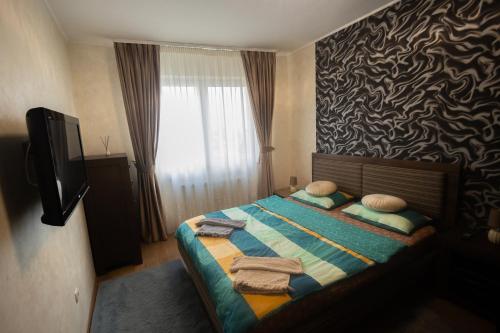 - une chambre avec un lit et des serviettes dans l'établissement Luceafarul Property, à Oradea