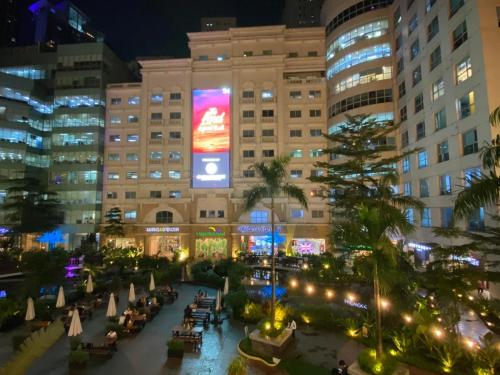 una vista del hotel mgm por la noche en Classy 2BR Suite at Eastwood City with Pool and City Skyline View, en Manila