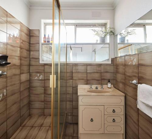 La salle de bains est pourvue d'un lavabo et d'une douche. dans l'établissement Central Treetop Overlook with Parking in Windsor, à Melbourne
