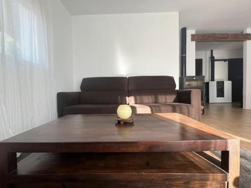 a living room with a coffee table in front of a couch at Casa rural la luz de Ari in Traspinedo