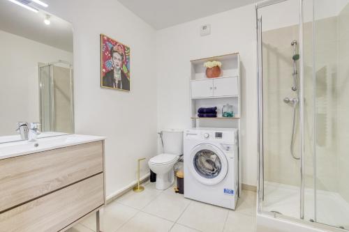 uma casa de banho com um WC e uma máquina de lavar roupa em Life in Pink - Près Paris/CDG/Bourget/Parc expo em Drancy