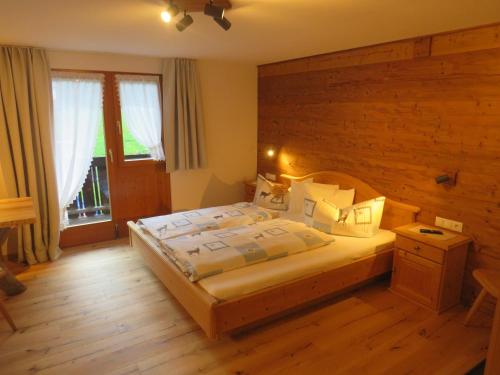 Postel nebo postele na pokoji v ubytování Haus Hubertus - Gästehaus Sahler