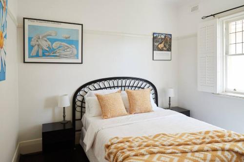 Un dormitorio con una cama con una manta. en Sunny Side Up - Beachside Living on Marine Parade en Melbourne