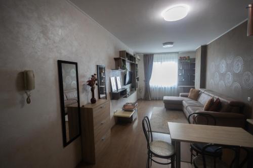 - un salon avec un canapé et une table dans l'établissement Luceafarul Property, à Oradea