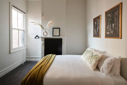 Säng eller sängar i ett rum på Victorian Flair in Melbourne's Inner-north