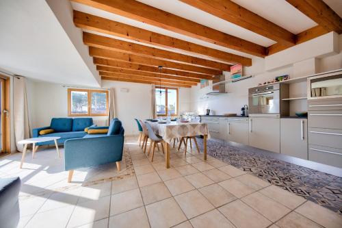 une cuisine et une salle à manger avec une table et des chaises dans l'établissement Vue mer - Maison pour 7 avec balcon, à Saint-Pierre-Quiberon