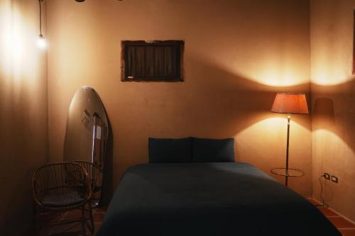 1 dormitorio con cama, lámpara y ventana en 序室 Narrative en Jinhu