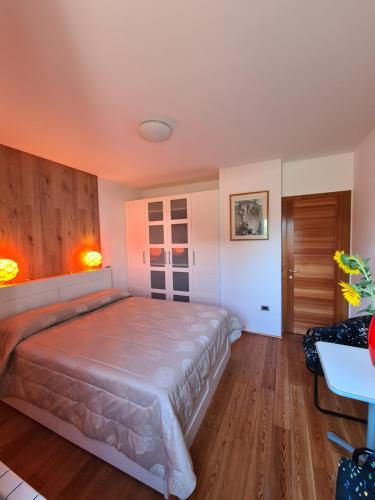 um quarto com uma cama grande e pisos em madeira em Villa Scarialetto nel Parco Naturale di Monte Cucco em Sigillo