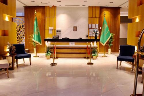 a court room with a bench and two flags at فندق ركن النخبه الماسي Elite Diamond Corner - فنـــــــدق دامـاس Damas Hotel in Jeddah