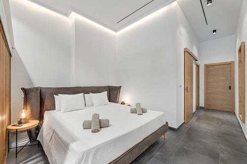 een slaapkamer met een groot wit bed met handdoeken erop bij El Coloso Loft 1 in Benalmádena